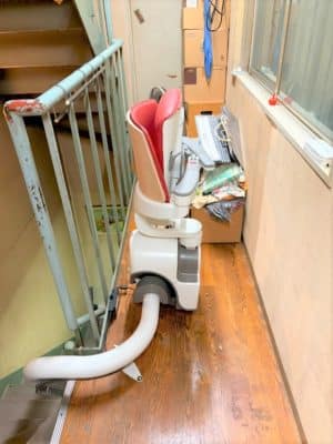 大阪府大阪市の屋内曲がりの階段に階段昇降機(階段リフト)を1台設置致しました!【設置事例】 5 階段昇降機、階段リフト、福祉用具