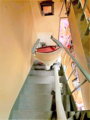 大阪府大阪市の屋内曲がりの階段に階段昇降機(階段リフト)を1台設置致しました!【設置事例】 2 階段昇降機、階段リフト、福祉用具