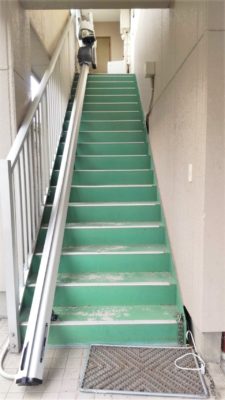 いす式階段昇降機、直線型、屋外用、福祉用具 外の階段に設置できる防水加工された昇降機。
