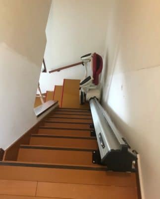 階段昇降機 直線型上階自動回転タイプ