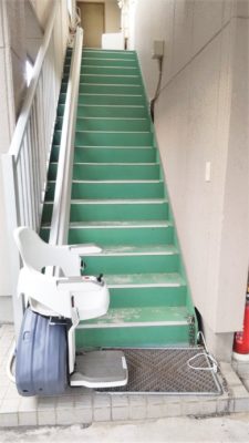 いす式階段昇降機、直線型、屋外用、福祉用具 外の階段に設置できる防水加工された昇降機。