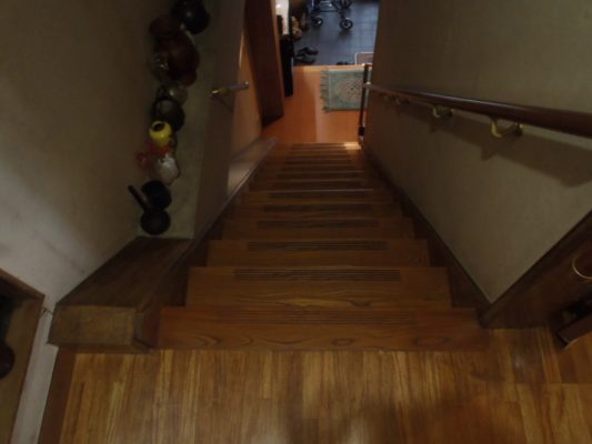 【名古屋営業所】名古屋市西区 直線階段用の昇降機(階段リフト)を設置致しました 1 名古屋 階段昇降機(設置前)