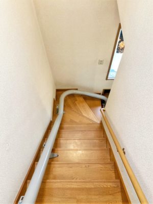 階段昇降機、曲線型、屋内用、福祉用具。
曲りの階段、L字階段、コの字階段、折り返し階段に設置できる昇降機。
