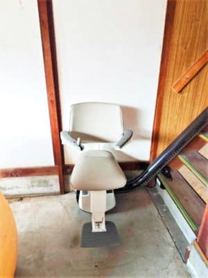 椅子に乗って階段を昇り降りする昇降機、階段リフト、いす式階段昇降機、福祉用具