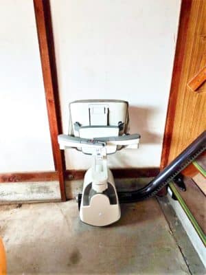 椅子に乗って階段を昇り降りする昇降機、階段リフト、いす式階段昇降機、福祉用具