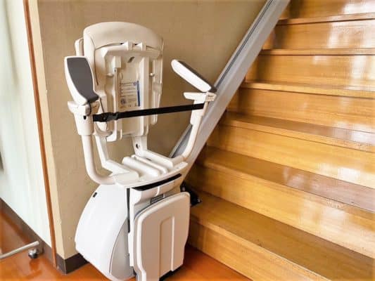 階段の昇り降りが大変な時に使う階段昇降機。階段リフト。福祉用具。