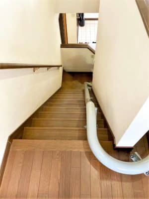 階段昇降機、階段リフト、屋内階段、L字階段