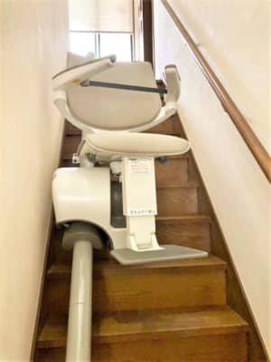 階段昇降機、階段リフト、屋内階段、L字階段