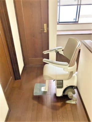 階段昇降機、階段リフト、屋内階段、L字階段