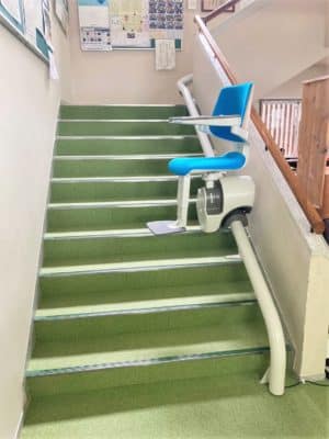 いす式階段昇降機、階段リフト、階段、コの字階段、福祉用具