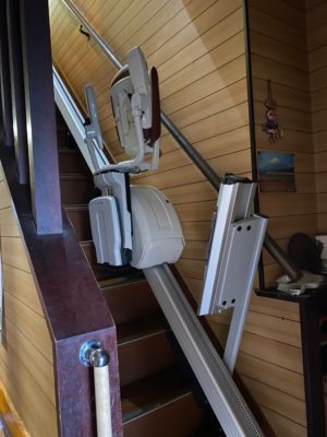階段昇降機　自動折畳レール
