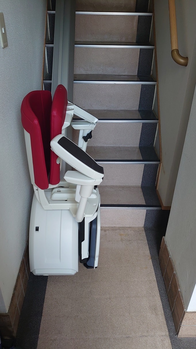 階段昇降機　上階自動回転タイプ