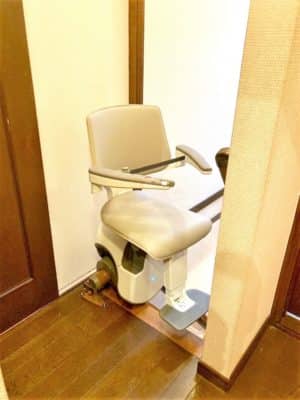 階段の登り降りが困難な時に使う階段昇降機。階段リフトとも呼ぶ。福祉用具。