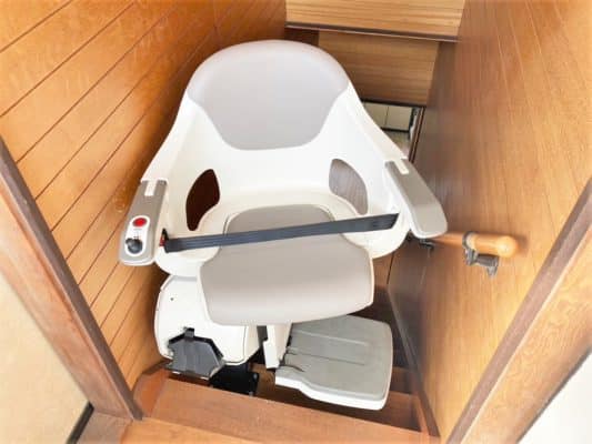 椅子に乗って階段を昇り降りする昇降機、階段リフト、いす式階段昇降機、福祉用具