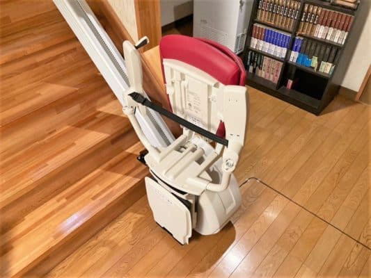 階段の昇り降りが大変な時に使う階段昇降機。階段リフト。福祉用具。
