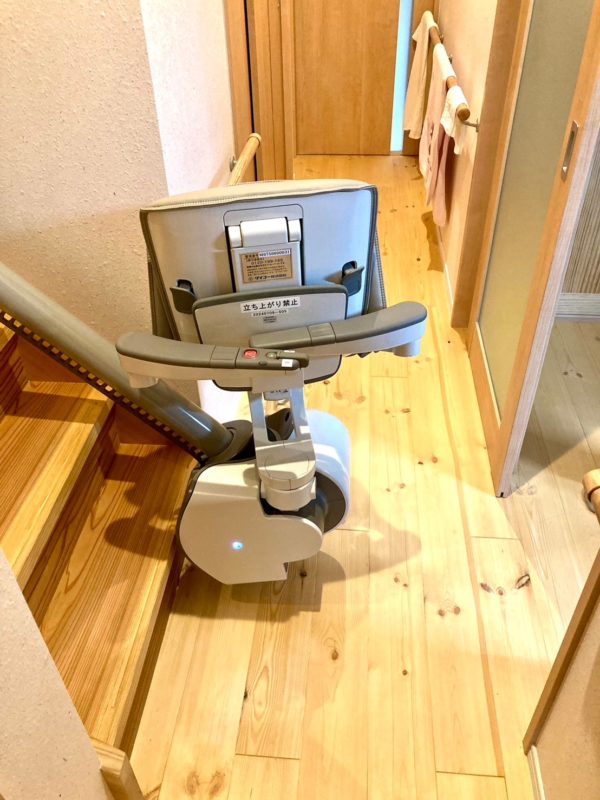 階段昇降機、階段リフト、福祉用具、屋内曲がり階段、L字階段