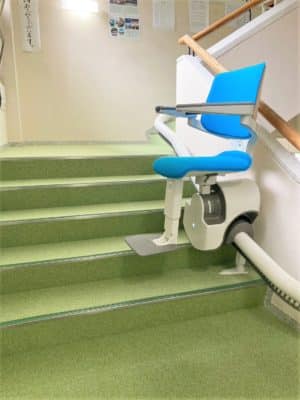 いす式階段昇降機、階段リフト、階段、コの字階段、福祉用具