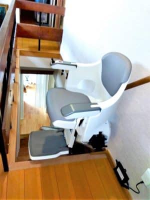 階段の登り降りが困難な時に使う階段昇降機。階段リフトとも呼ぶ。福祉用具。