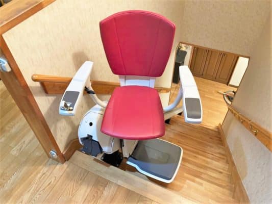 階段の昇り降りが大変な時に使う階段昇降機。階段リフト。福祉用具。