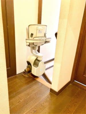 階段の登り降りが困難な時に使う階段昇降機。階段リフトとも呼ぶ。福祉用具。