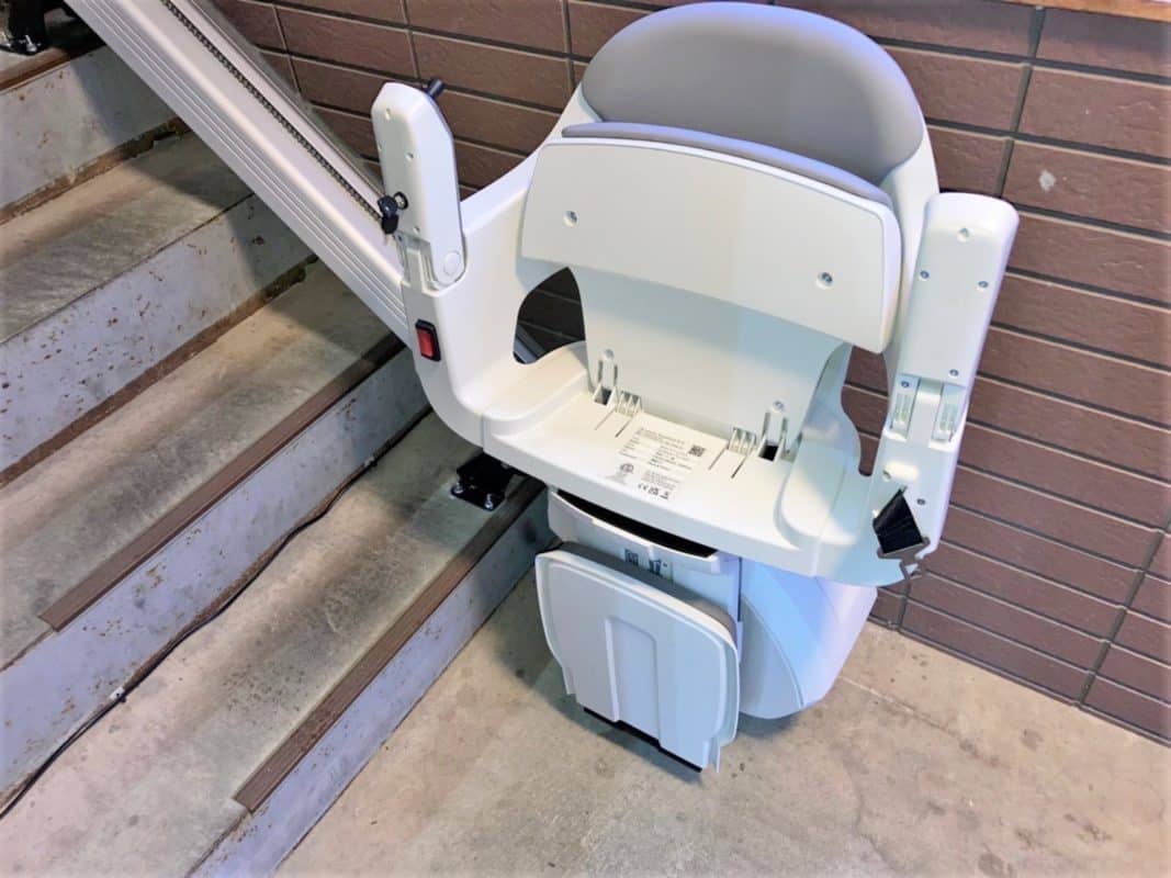 椅子に乗って階段の昇り降りができる昇降機、階段リフト、福祉用具