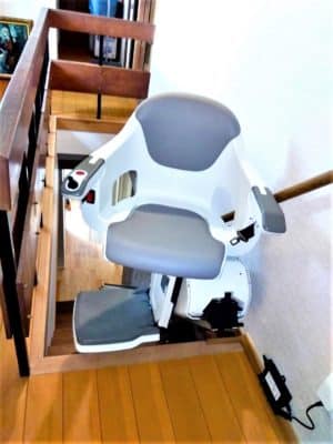 階段の登り降りが困難な時に使う階段昇降機。階段リフトとも呼ぶ。福祉用具。