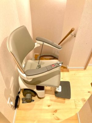 階段昇降機、階段リフト、福祉用具、屋内曲がり階段、L字階段