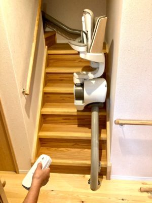 階段昇降機、階段リフト、福祉用具、屋内曲がり階段、L字階段