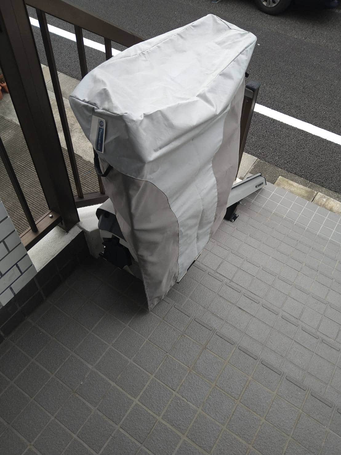 階段昇降機　屋外直線型　カバー付き