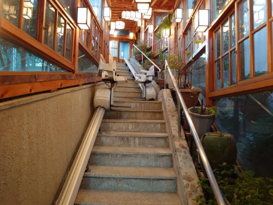 階段昇降機　レバント　2台