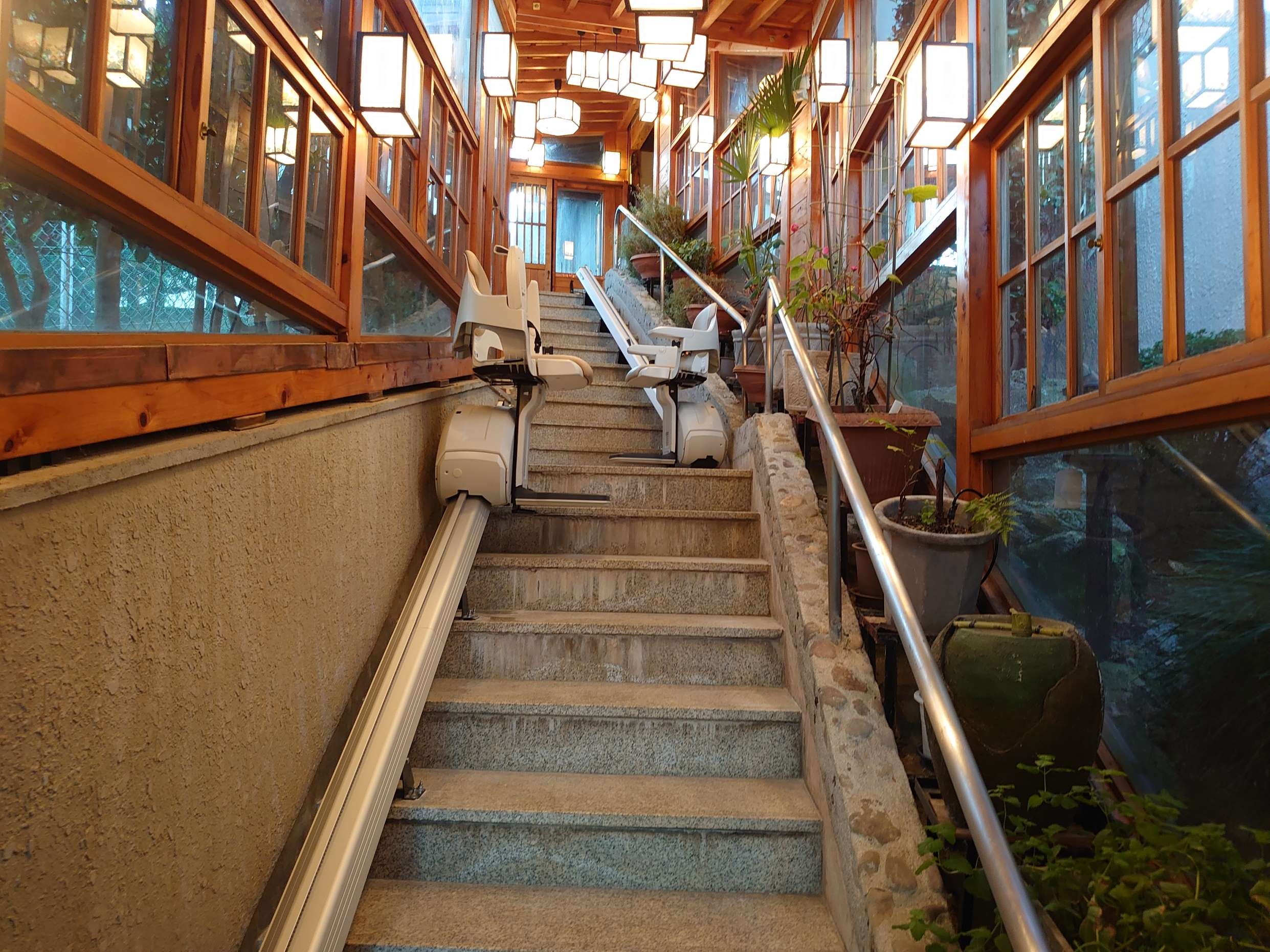 階段昇降機 レバント 2台