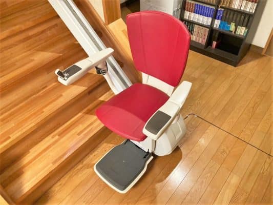 階段の昇り降りが大変な時に使う階段昇降機。階段リフト。福祉用具。