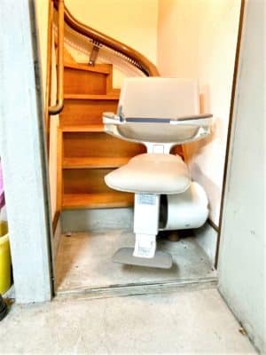 階段の登り降りが困難な時に使う階段昇降機。階段リフトとも呼ぶ。福祉用具。
