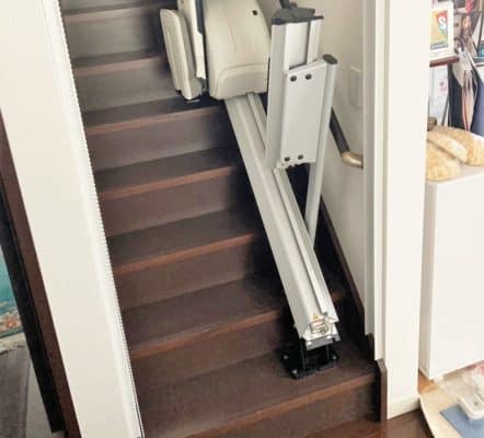 椅子に乗って階段の昇り降りができる昇降機、階段リフト、福祉用具