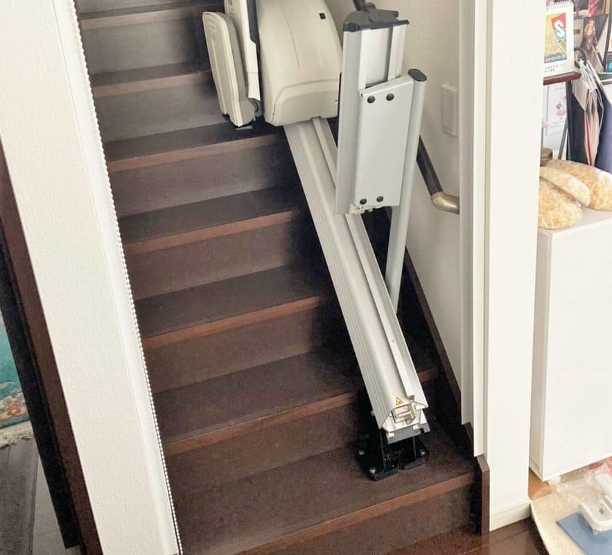 椅子に乗って階段の昇り降りができる昇降機、階段リフト、福祉用具
