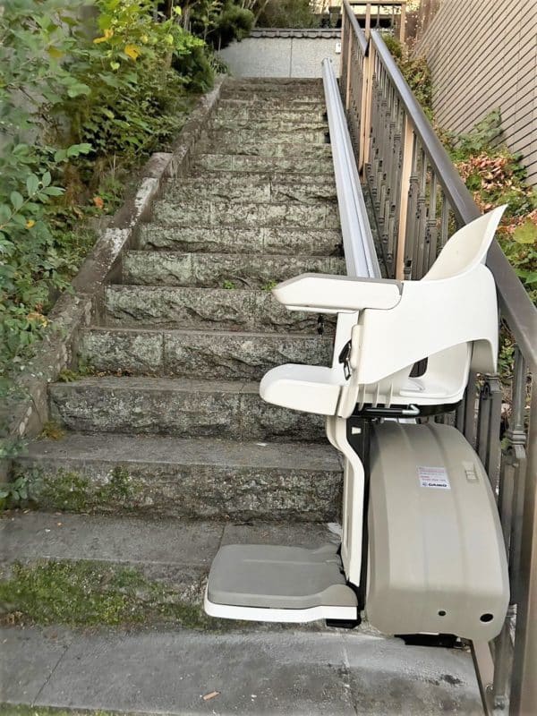 階段の登り降りが楽になる福祉用具。階段昇降機。階段リフト。
