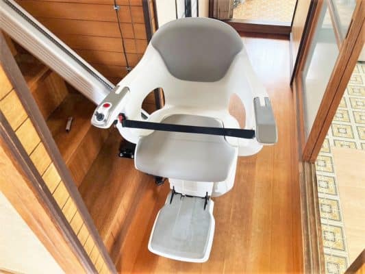 椅子に乗って階段を昇り降りする昇降機、階段リフト、いす式階段昇降機、福祉用具