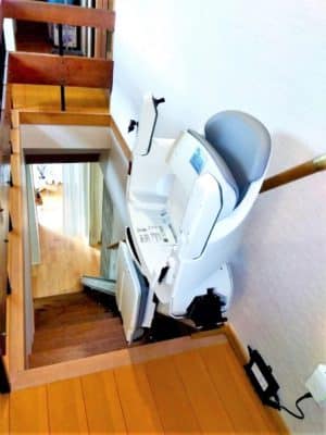 階段の登り降りが困難な時に使う階段昇降機。階段リフトとも呼ぶ。福祉用具。