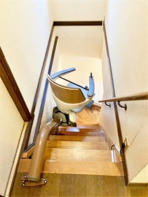 階段の登り降りが困難な時に使う階段昇降機。階段リフトとも呼ぶ。福祉用具。