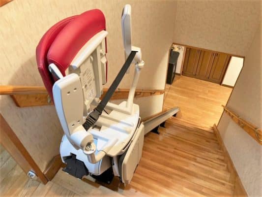 階段の昇り降りが大変な時に使う階段昇降機。階段リフト。福祉用具。