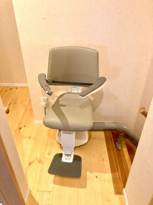 階段昇降機、階段リフト、福祉用具、屋内曲がり階段、L字階段