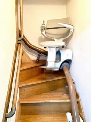 階段の登り降りが困難な時に使う階段昇降機。階段リフトとも呼ぶ。福祉用具。