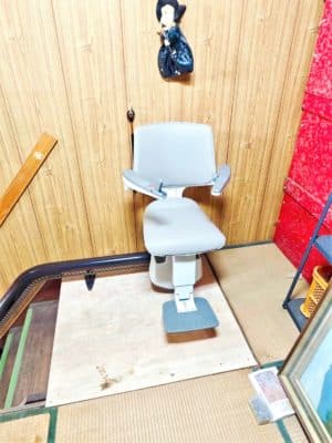 椅子に乗って階段を昇り降りする昇降機、階段リフト、いす式階段昇降機、福祉用具