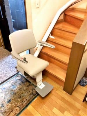 いす式階段昇降機、L字階段、曲がり階段、自宅用福祉用具