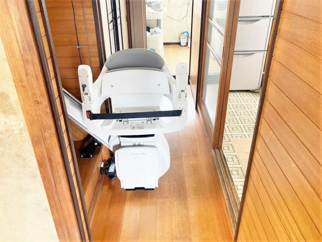椅子に乗って階段を昇り降りする昇降機、階段リフト、いす式階段昇降機、福祉用具