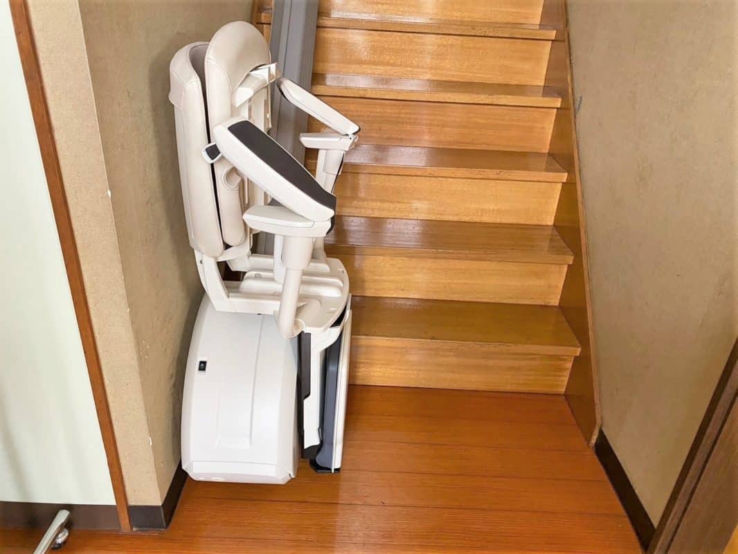 階段の昇り降りが大変な時に使う階段昇降機。階段リフト。福祉用具。