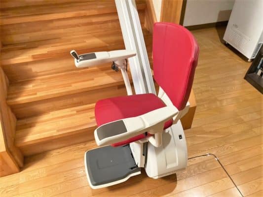 階段の昇り降りが大変な時に使う階段昇降機。階段リフト。福祉用具。