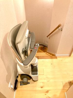 階段昇降機、階段リフト、福祉用具、屋内曲がり階段、L字階段