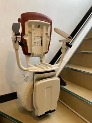 階段昇降機（下階）