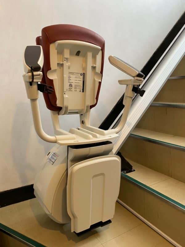 階段昇降機（下階）